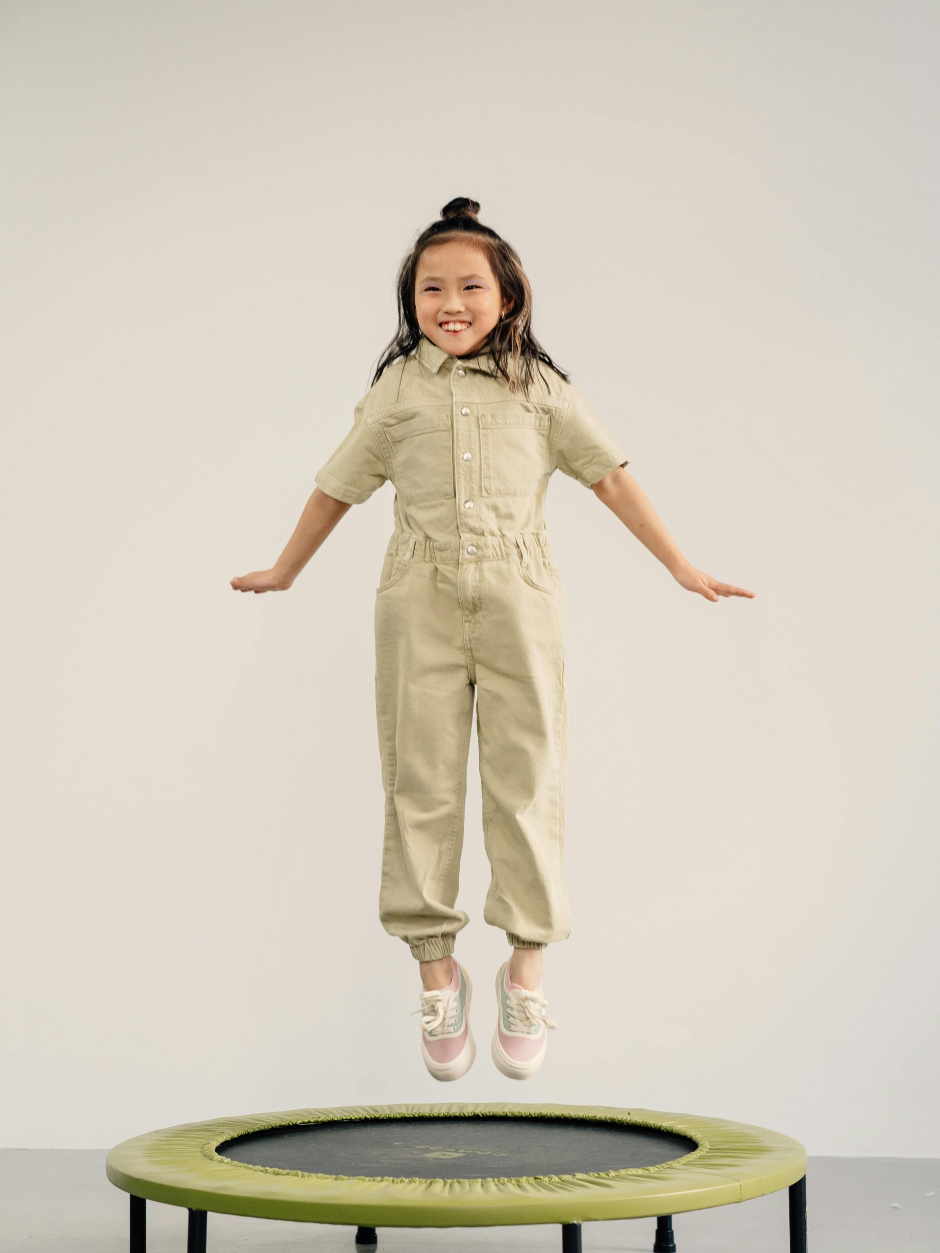トランポリンをする女の子